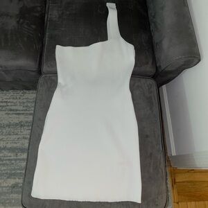 Elegant White Sleeveless Dress